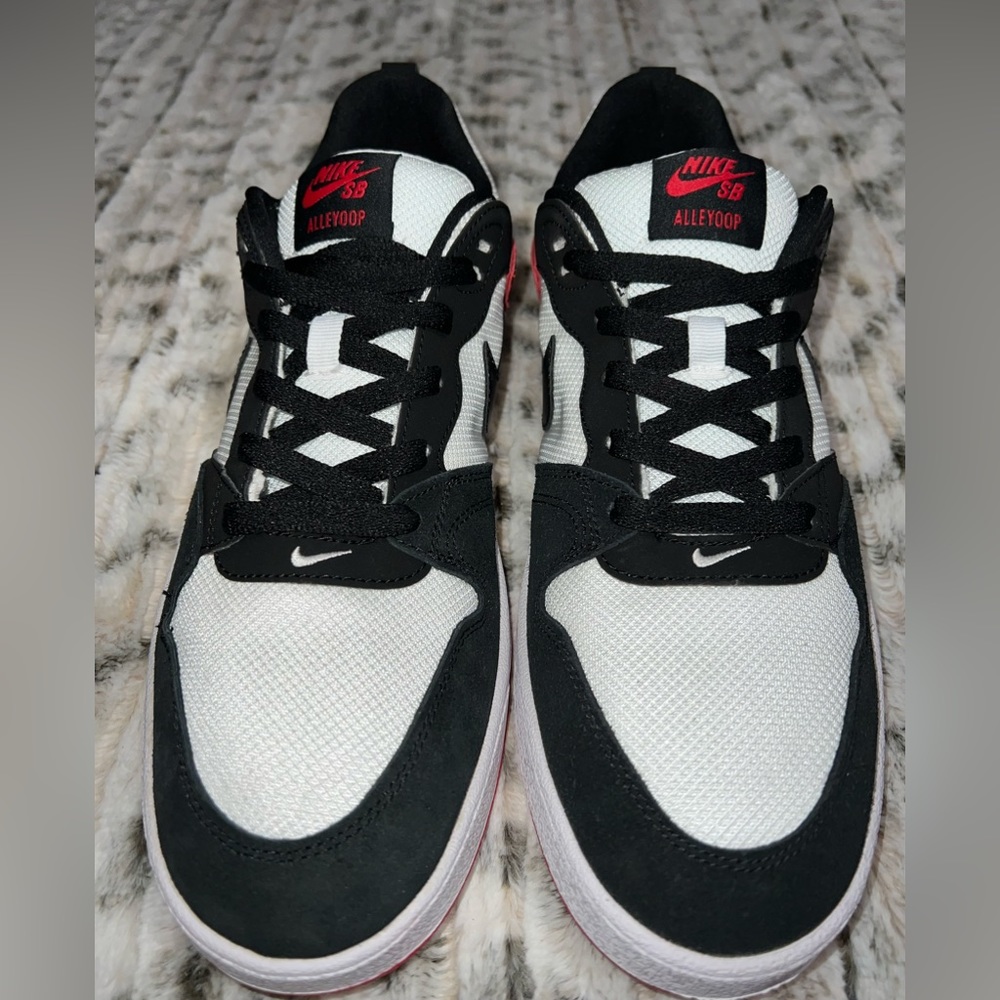 Brand new Nike Sb alleyoop. Chicago Black Toe. Size 11 or 11.5